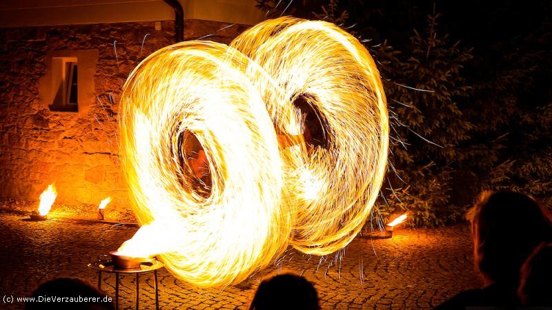 Feuerschlucker Dresden - Feuereffekte in der Dunkelheit Feuerschlucker Dresden - Feuereffekte in der Dunkelheit