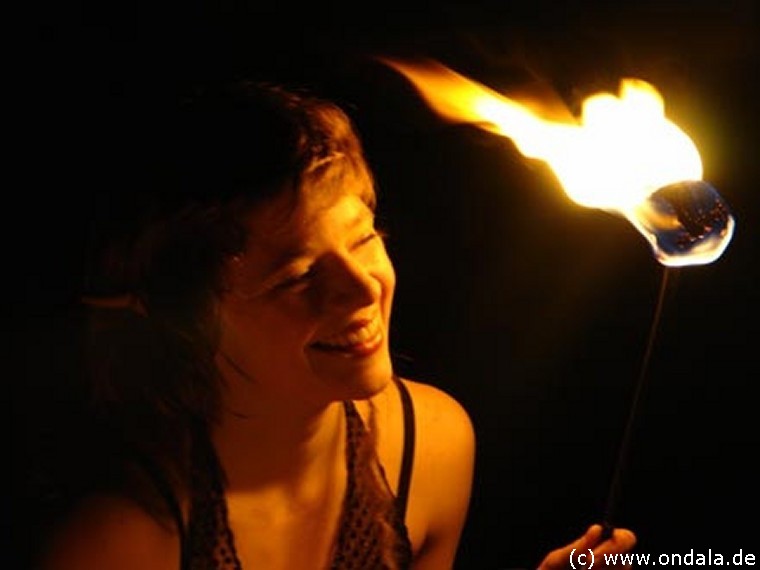 Feuerartistin aus Berlin Feuerartistin aus Berlin