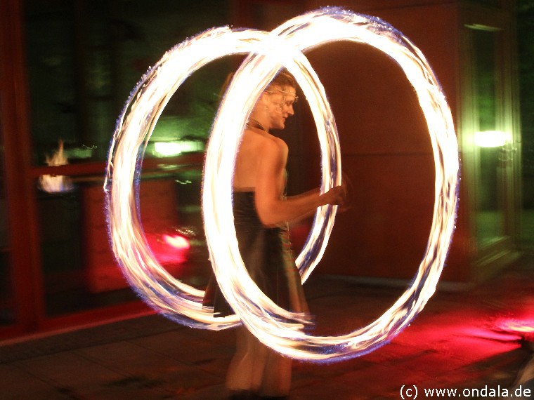 Feuertänzerin aus Dresden