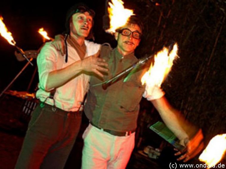 Gaukler, Feuerjongleure, Hochstelzenläufer aus Leipzig