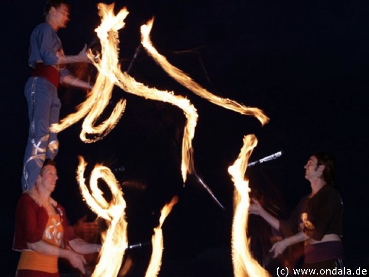 Gaukler, Feuerjongleure, Hochstelzenläufer aus Leipzig Gaukler, Feuerjongleure, Hochstelzenläufer aus Leipzig