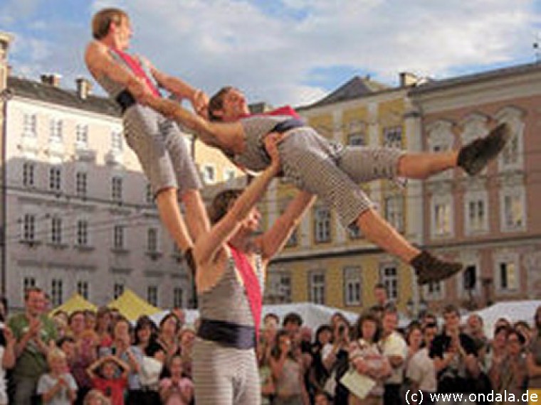 Gaukler, Feuerjongleure, Hochstelzenläufer aus Leipzig