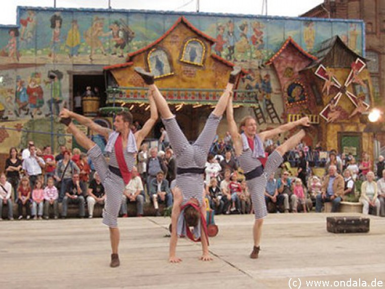Gaukler, Feuerjongleure, Hochstelzenläufer aus Leipzig