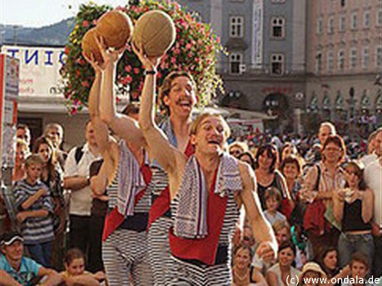 Gaukler, Feuerjongleure, Hochstelzenläufer aus Leipzig